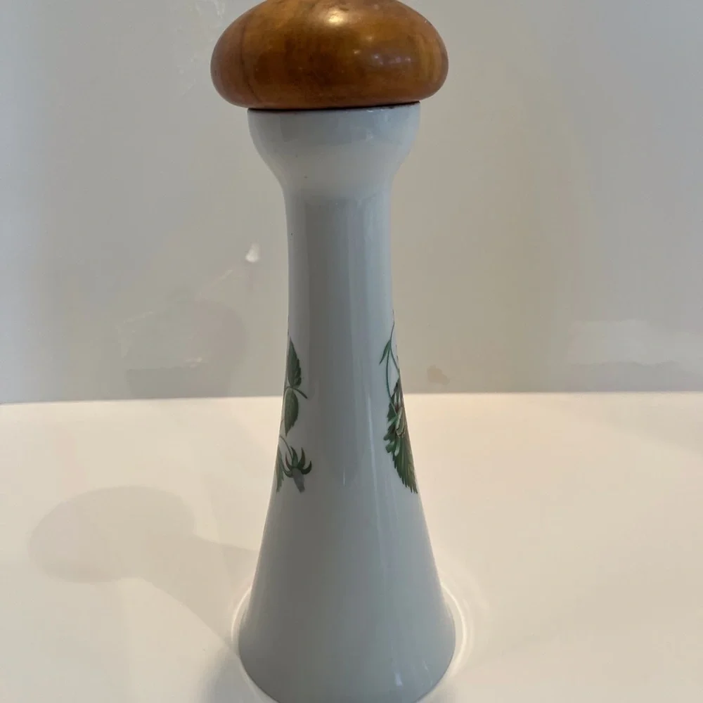 Porcelaine De Paris France Peppermill